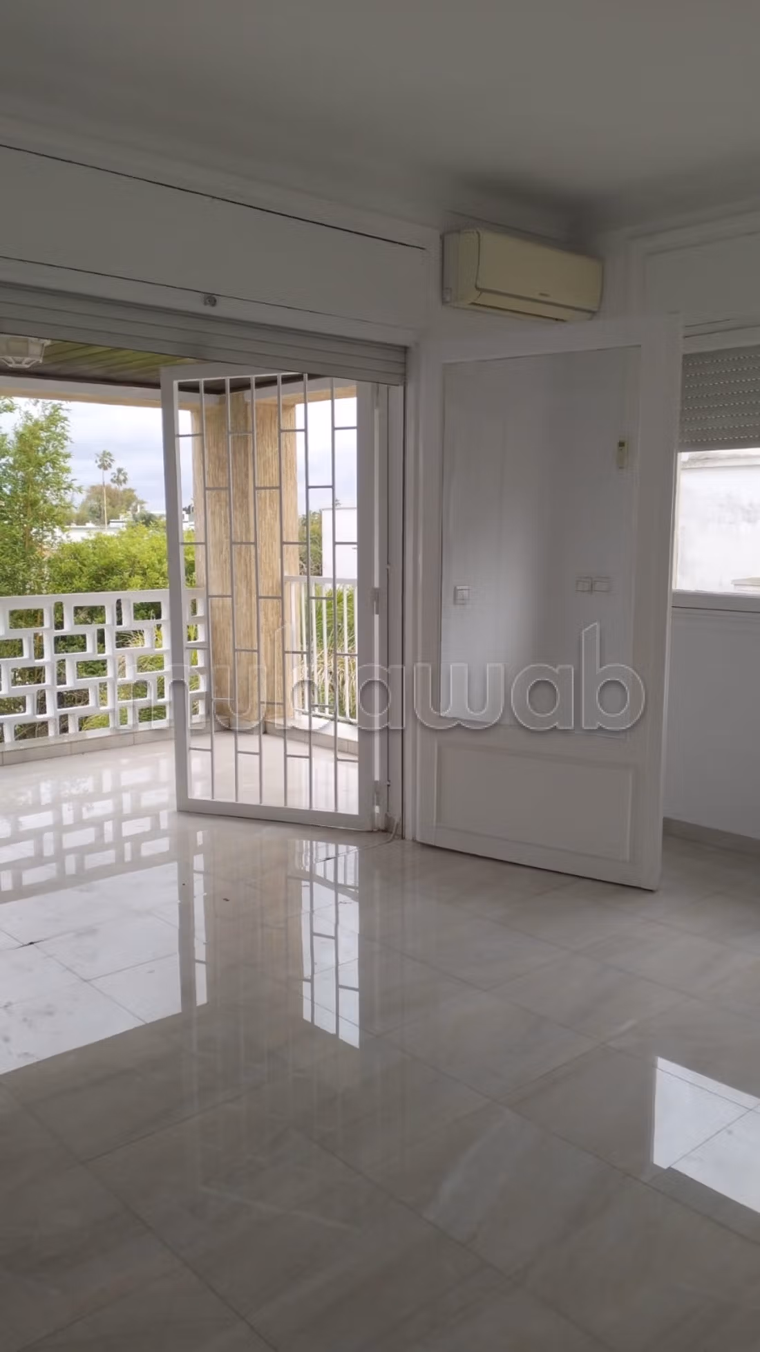 Location de bureaux en Hassan Centre Ville. Superficie 700 m². Porte blindée et système de double vitrage