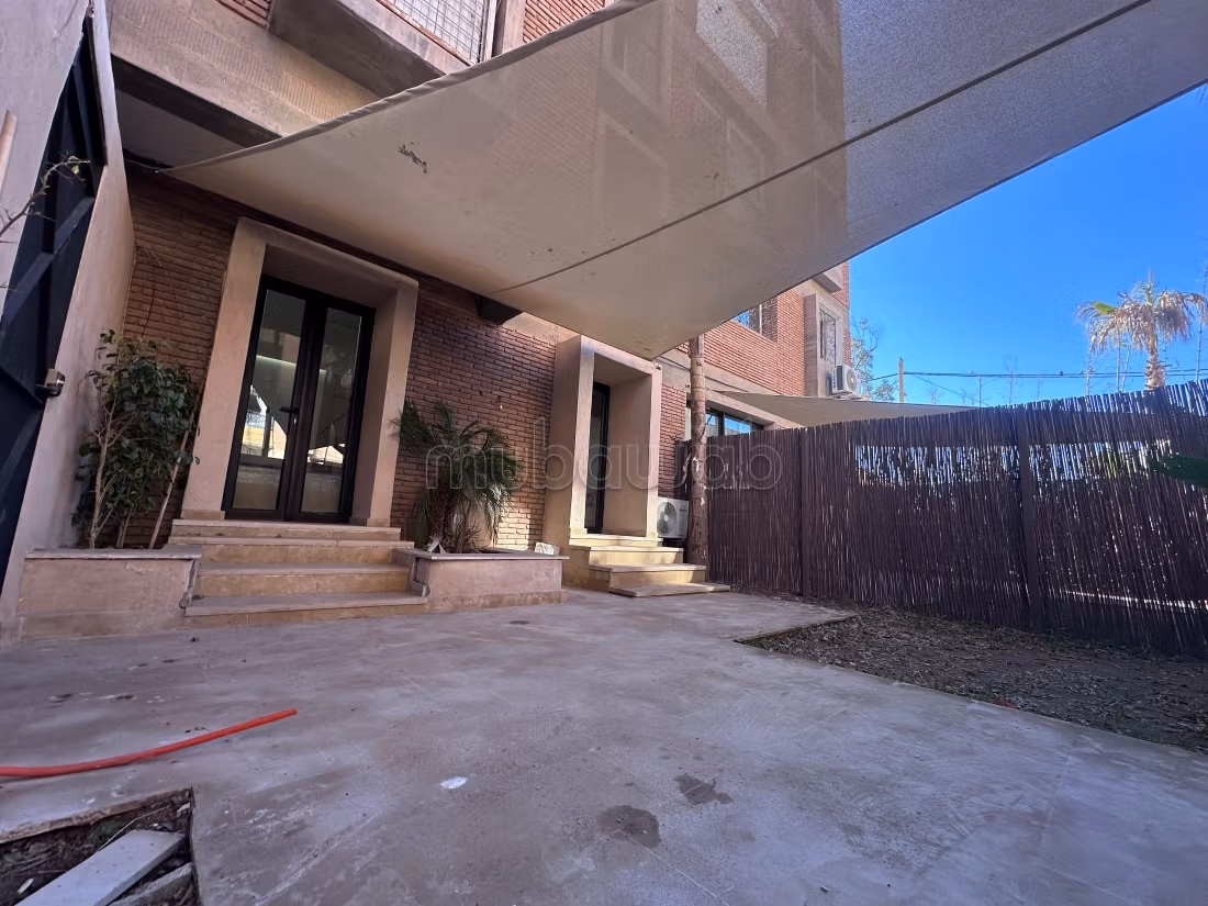 Studio meublé avec jardin privatif – location hybride au mois