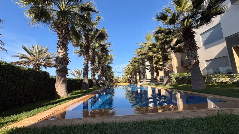 Superbe appartement à vendre à Dar Bouazza. Surface totale 200 m². Tout confort avec cheminée et climatisation