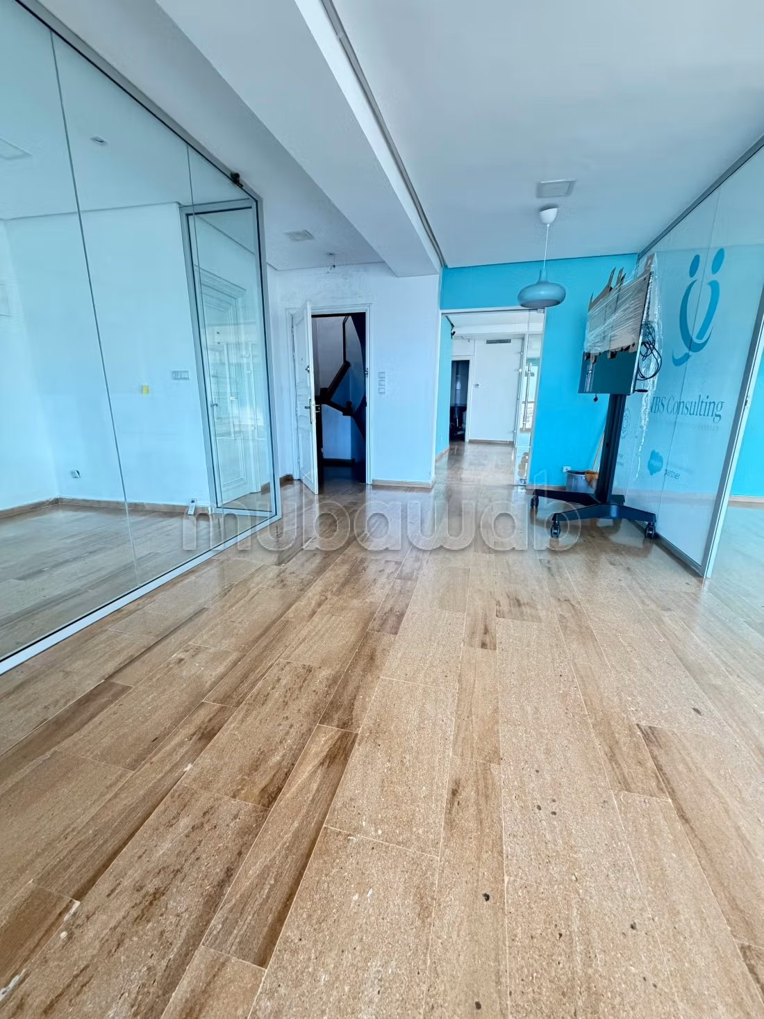 Bureaux à louer à Maârif. Superficie 130 m². Porte blindée et système de double vitrage