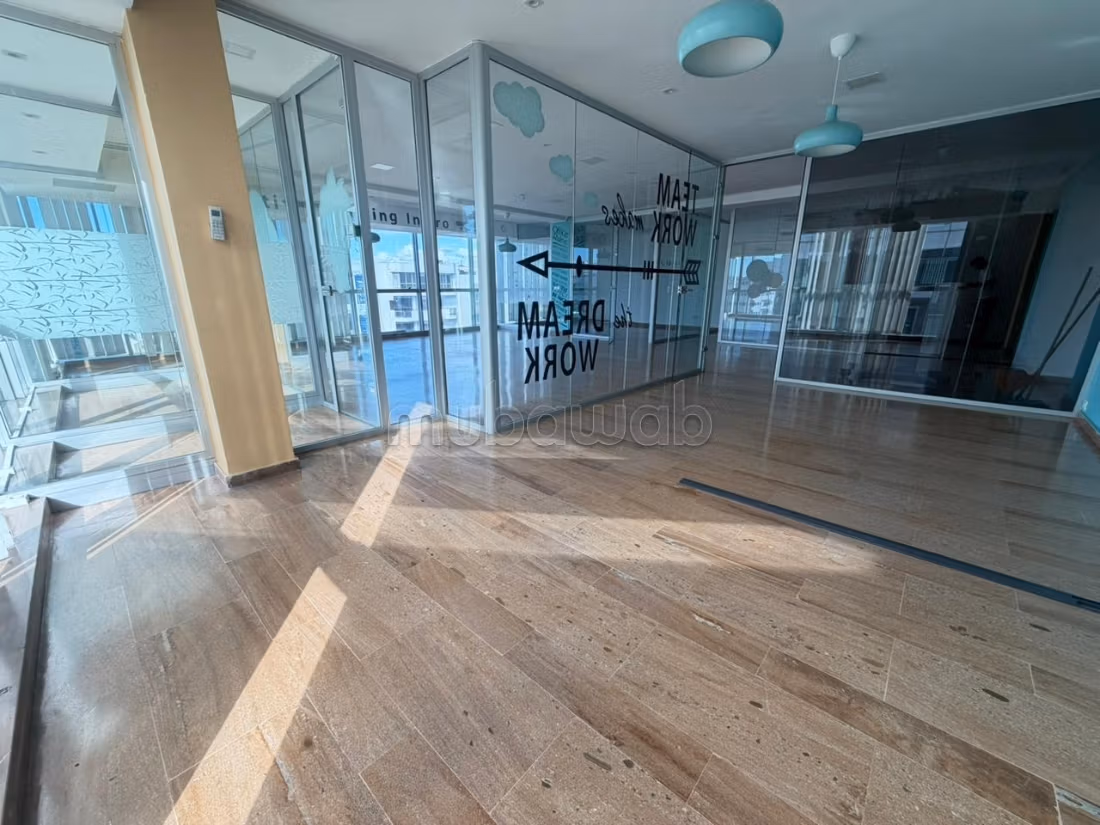 Bureaux à louer à Maârif. Superficie 130 m². Porte blindée et système de double vitrage