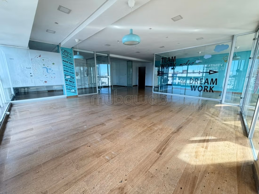 Bureaux à louer à Maârif. Superficie 130 m². Porte blindée et système de double vitrage