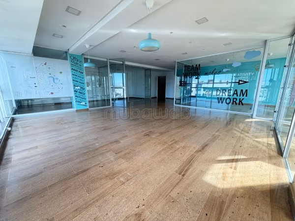 Comodo ufficio in affitto a Maârif. Superficie 130 m². Porta blindata e finestre con doppi vetri