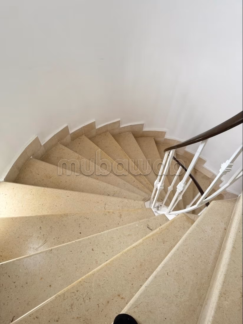 Vente villa de luxe à El Menzah 9c 6chambres agréables. Service de concierge et climatisation