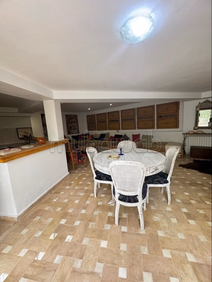 Vente villa de luxe à El Menzah 9c 6chambres agréables. Service de concierge et climatisation