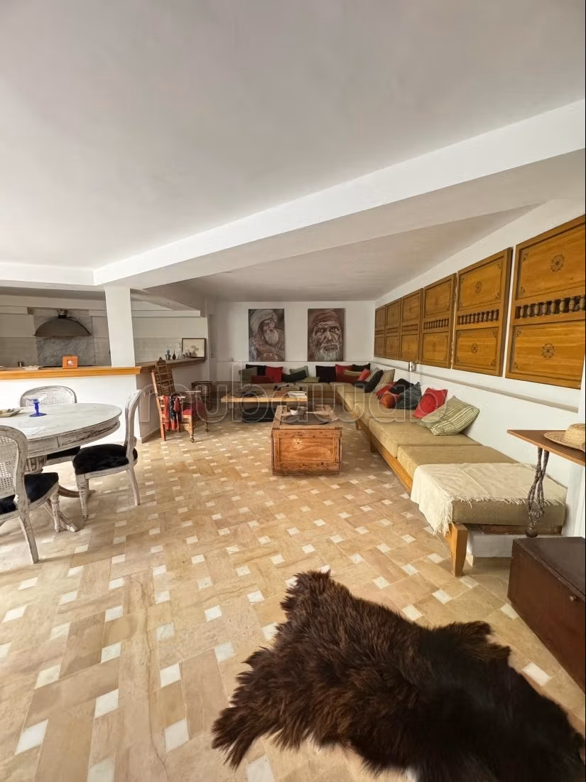 Vente villa de luxe à El Menzah 9c 6chambres agréables. Service de concierge et climatisation