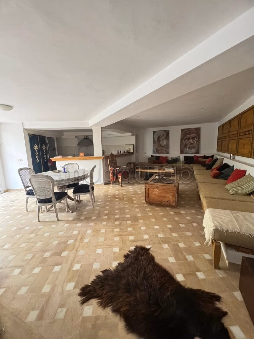 Vente villa de luxe à El Menzah 9c 6chambres agréables. Service de concierge et climatisation