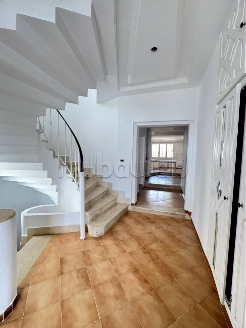 Vente villa de luxe à El Menzah 9c 6chambres agréables. Service de concierge et climatisation