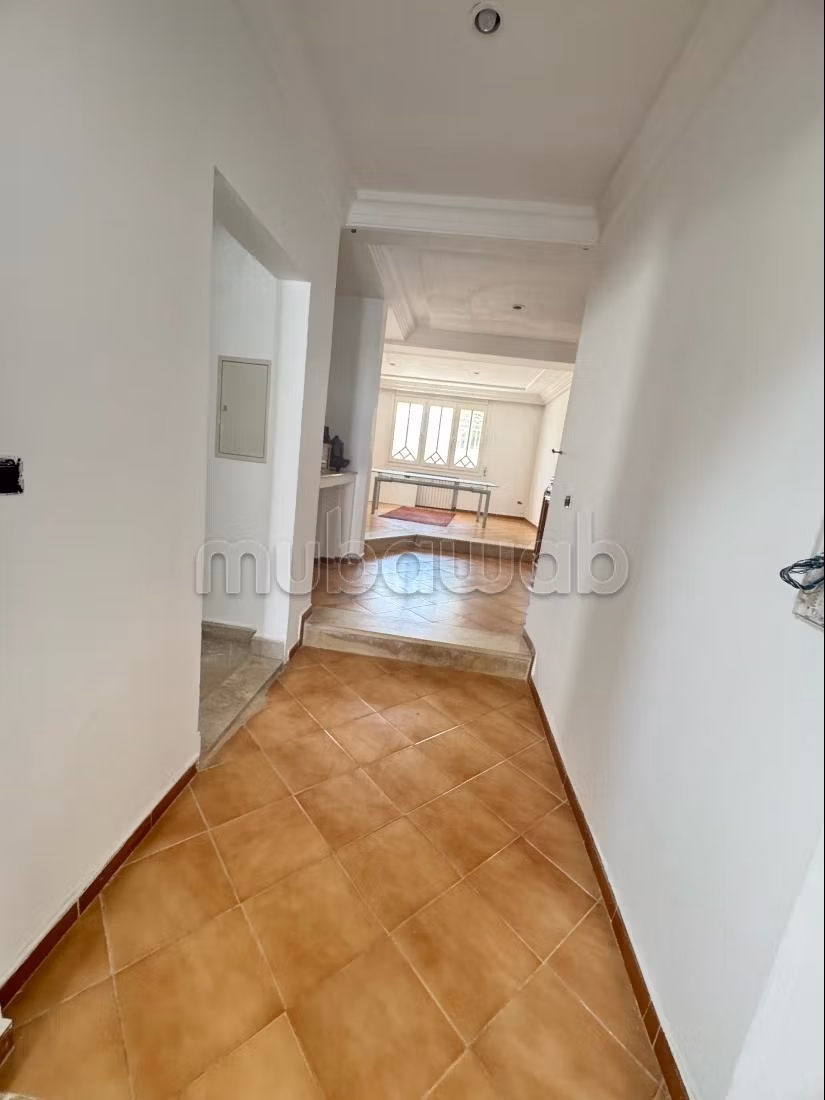 Vente villa de luxe à El Menzah 9c 6chambres agréables. Service de concierge et climatisation