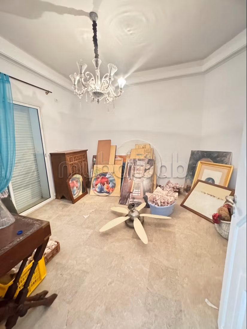 Vente villa de luxe à El Menzah 9c 6chambres agréables. Service de concierge et climatisation