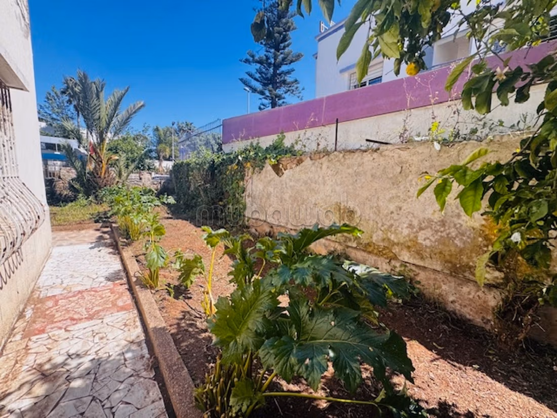 Villa comercial sobre el bulevar Nador raro