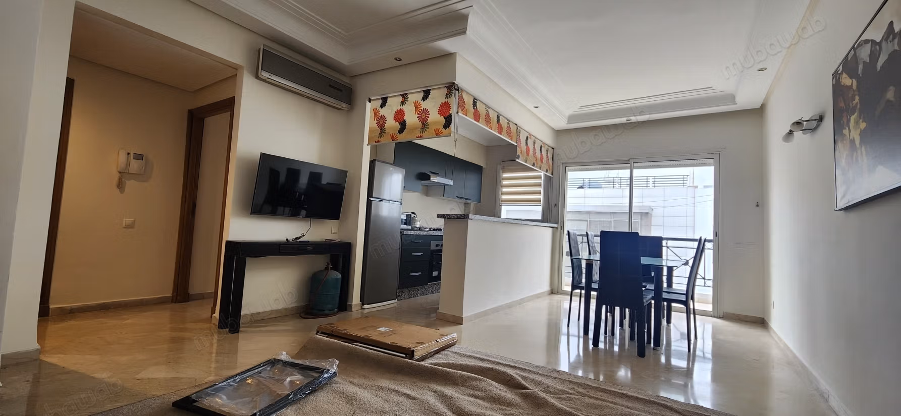 Recently renovated studio on Socrate for rent