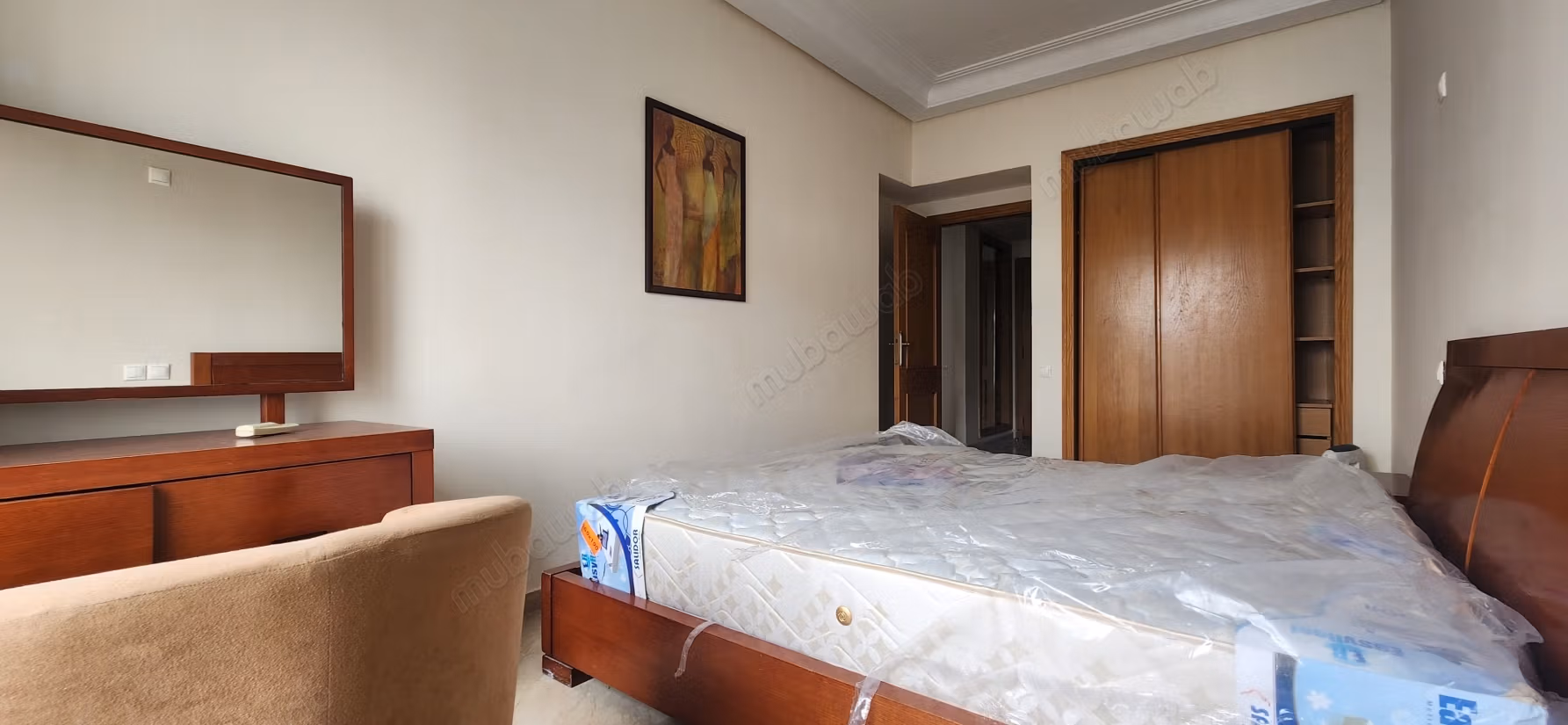 Recently renovated studio on Socrate for rent