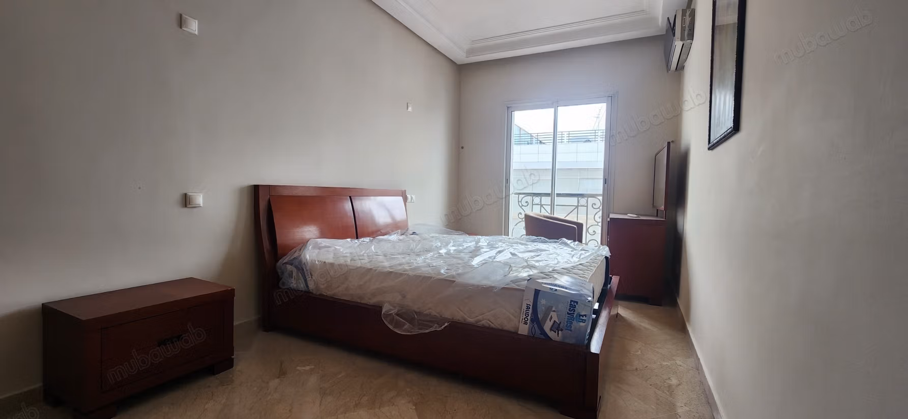Recently renovated studio on Socrate for rent