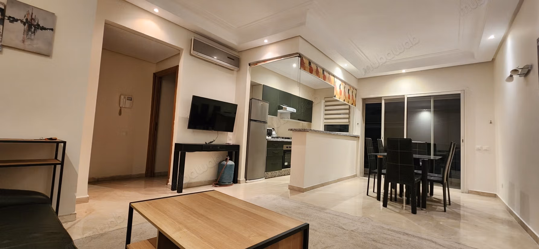 Recently renovated studio on Socrate for rent