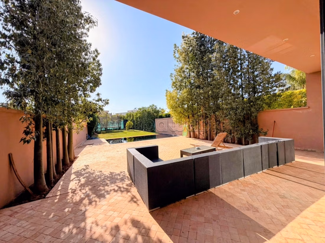 Villa moderne à la vente dans résidence golfique sécurisée Agdal