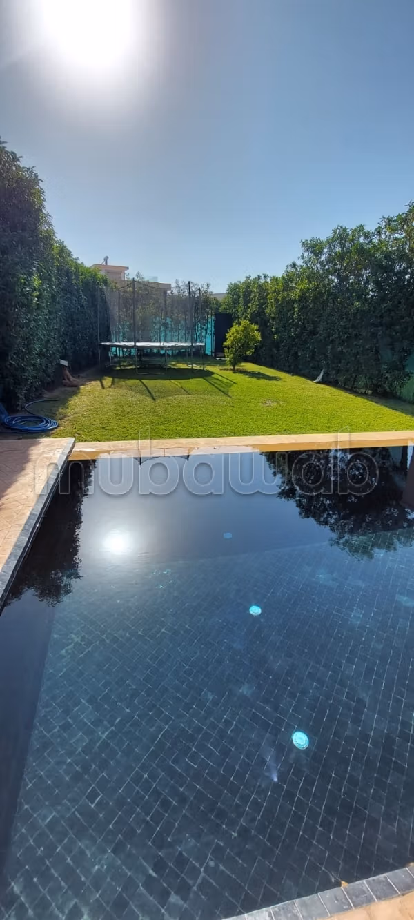 Moderne villa te koop in een beveiligd golfresort in Agdal