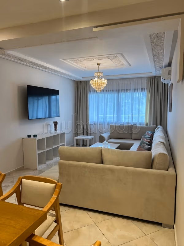Appartement en location. 8 pièces. Bien meublé