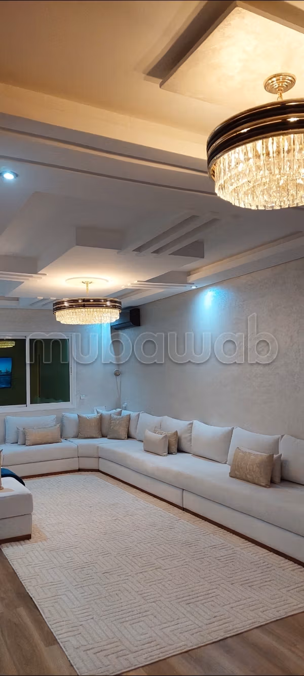 شقة للبيع قرب سوق القرب مجمع الحسني مساحة 80 متر فيها 2 بيوت صالون سيجور بالاثاث 100 مليون طبق الرابع بالمصعد 
طنجةشقة رائعة للبيع بالاثاث المساحة الإجمالية 80 م². مفروشة