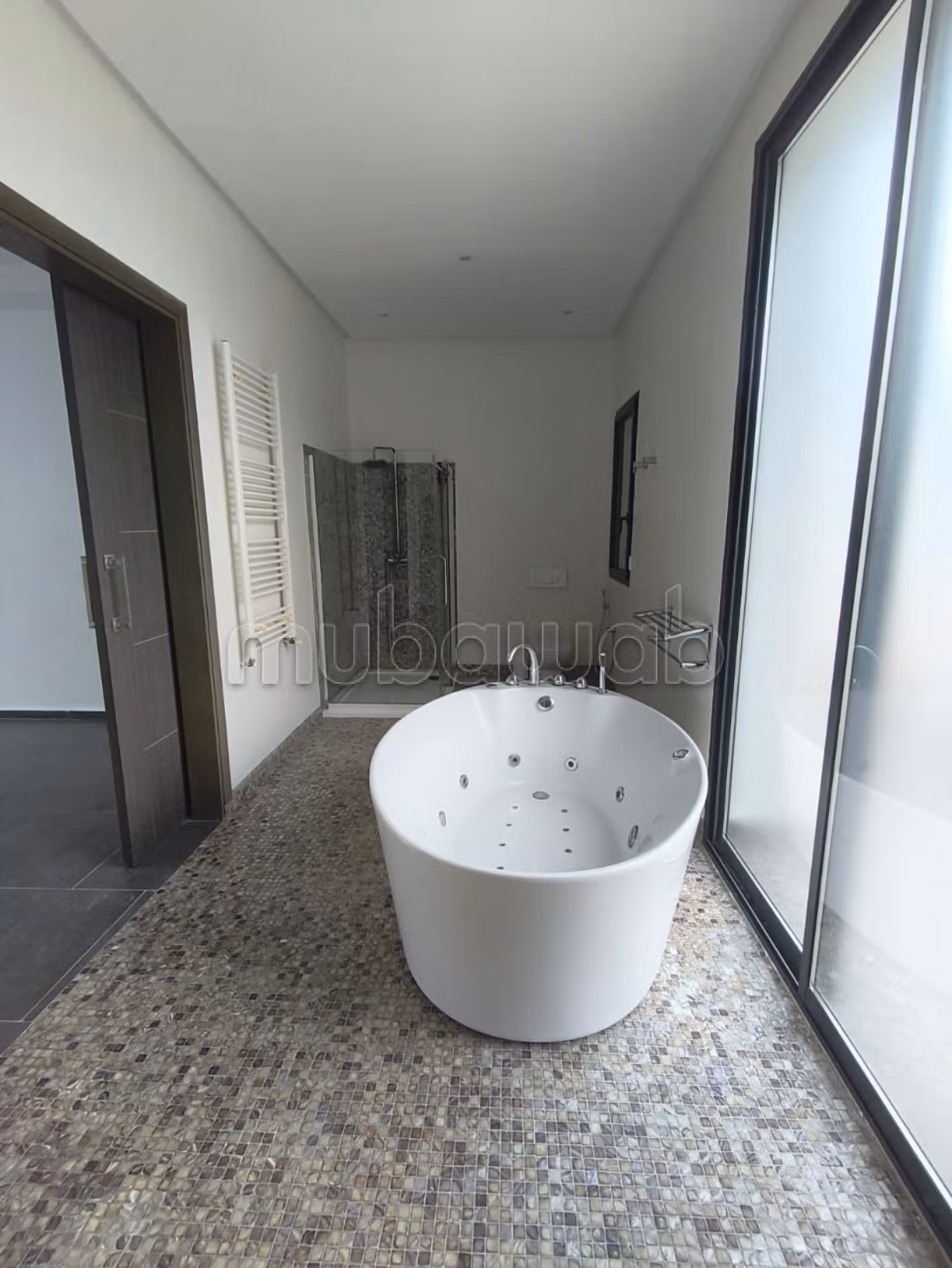 Magnifique villa à louer dans un quartier tres prisee à La Marsa. Places de parking, terrasse, jardin et piscine