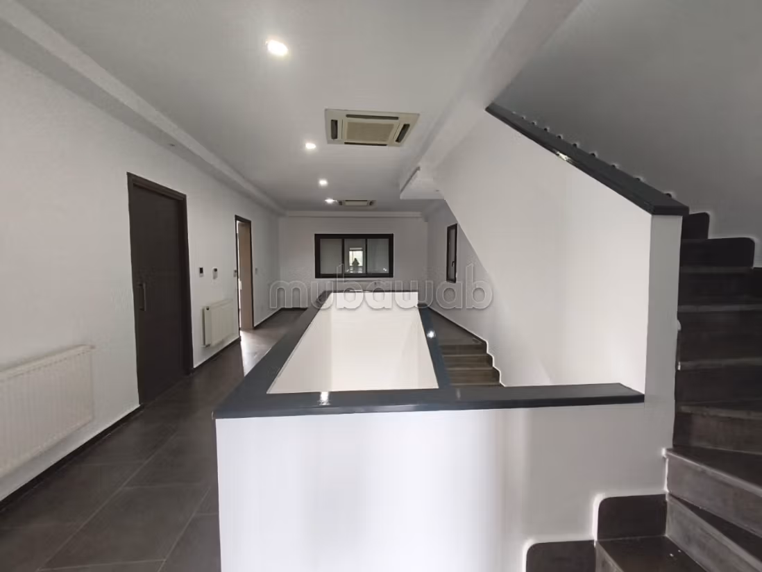 Magnifique villa à louer dans un quartier tres prisee à La Marsa. Places de parking, terrasse, jardin et piscine