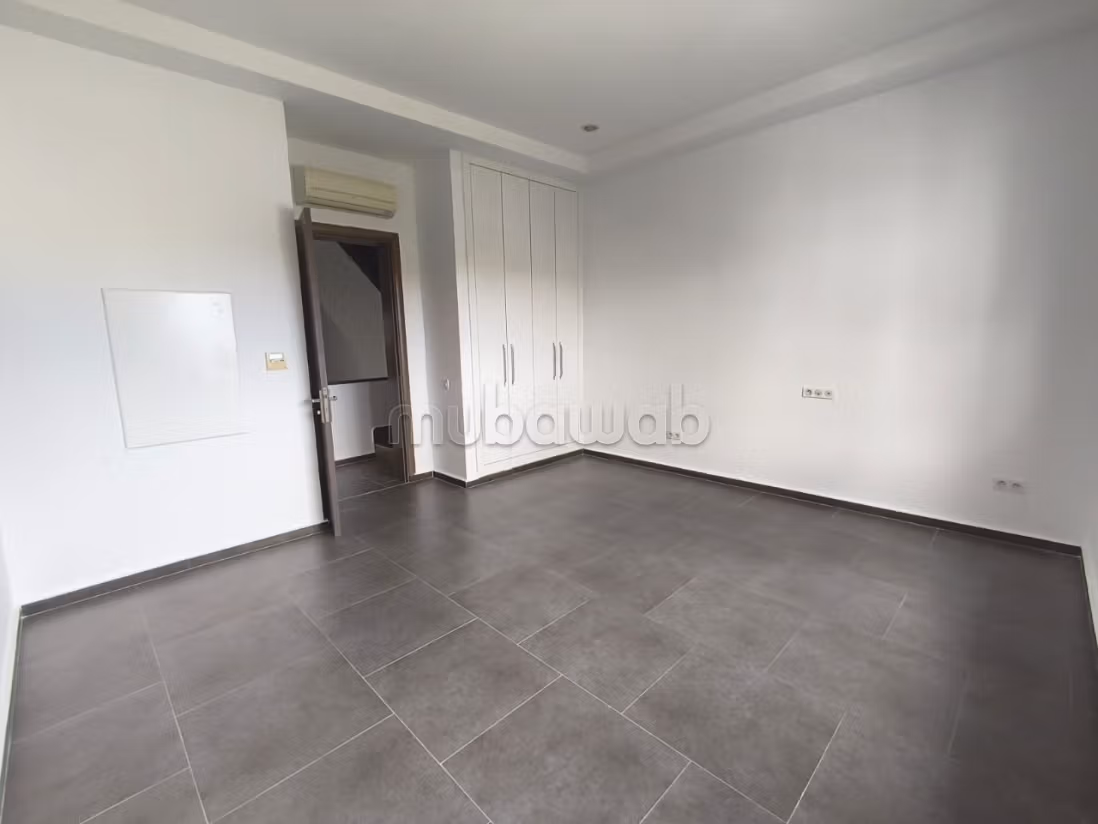Magnifique villa à louer dans un quartier tres prisee à La Marsa. Places de parking, terrasse, jardin et piscine