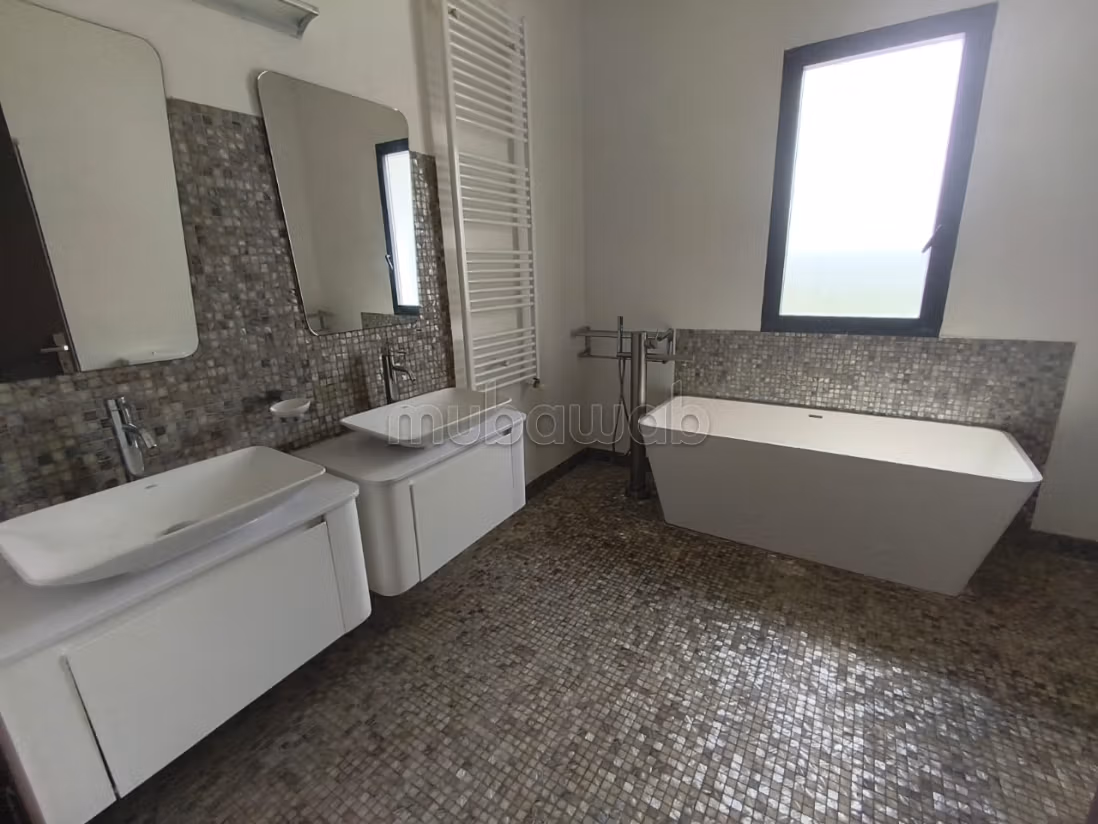 Magnifique villa à louer dans un quartier tres prisee à La Marsa. Places de parking, terrasse, jardin et piscine