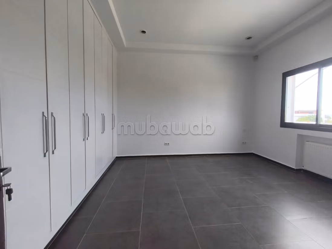 Magnifique villa à louer dans un quartier tres prisee à La Marsa. Places de parking, terrasse, jardin et piscine