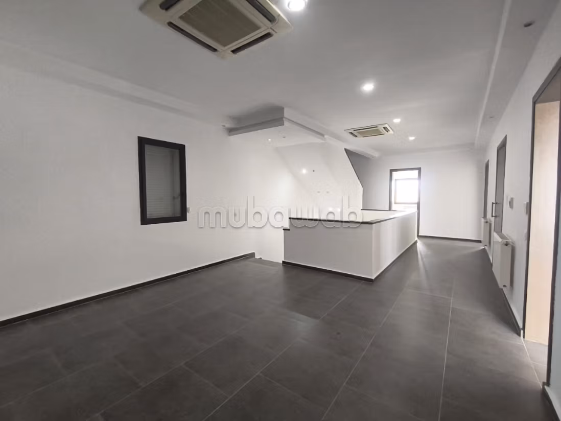 Magnifique villa à louer dans un quartier tres prisee à La Marsa. Places de parking, terrasse, jardin et piscine