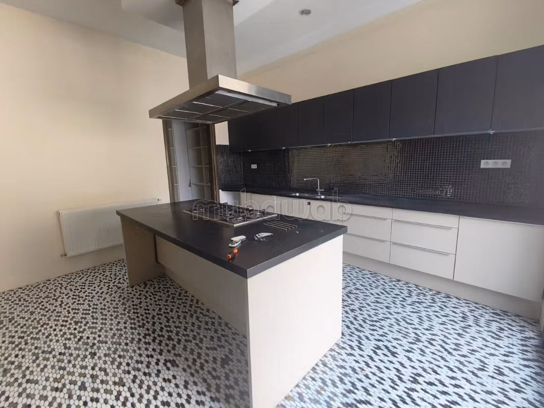Magnifique villa à louer dans un quartier tres prisee à La Marsa. Places de parking, terrasse, jardin et piscine