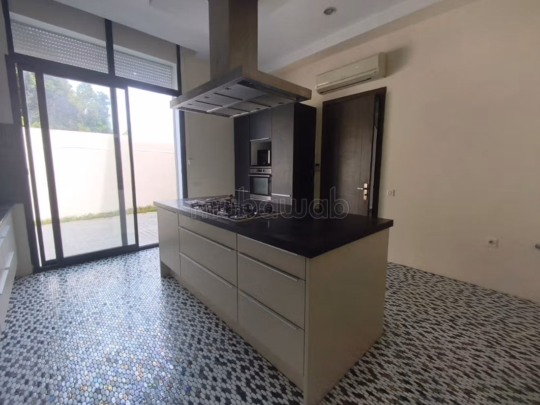 Magnifique villa à louer dans un quartier tres prisee à La Marsa. Places de parking, terrasse, jardin et piscine