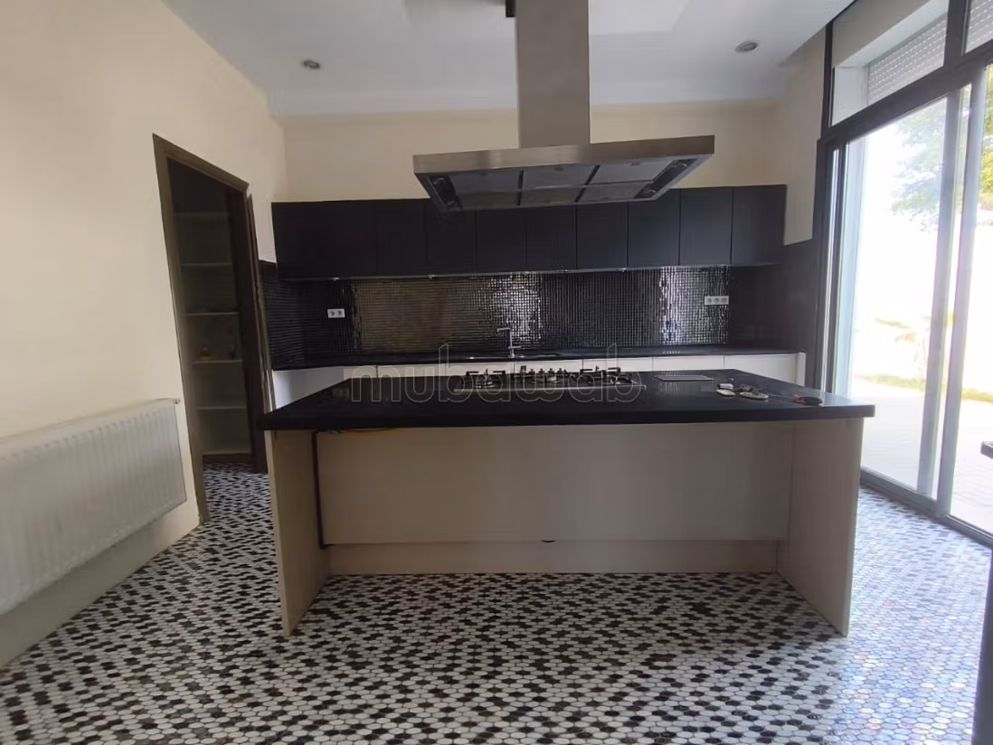 Magnifique villa à louer dans un quartier tres prisee à La Marsa. Places de parking, terrasse, jardin et piscine