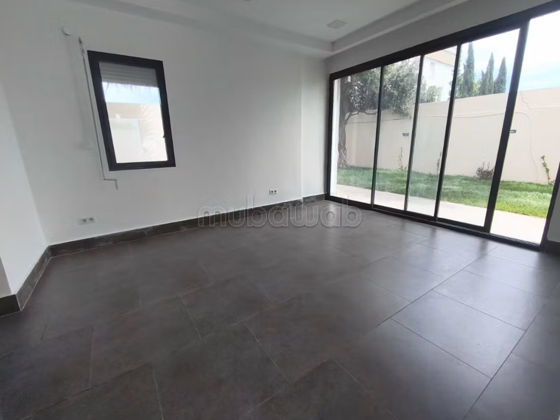 Magnifique villa à louer dans un quartier tres prisee à La Marsa. Places de parking, terrasse, jardin et piscine