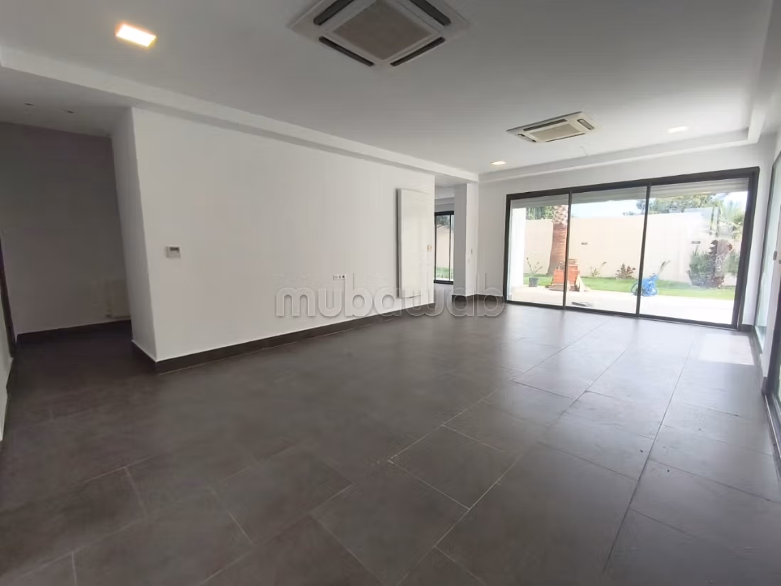 Magnifique villa à louer dans un quartier tres prisee à La Marsa. Places de parking, terrasse, jardin et piscine
