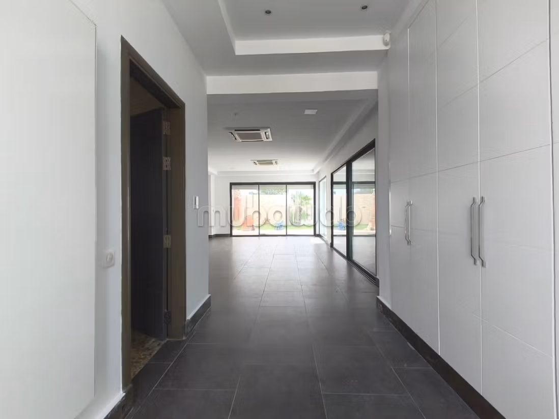 Magnifique villa à louer dans un quartier tres prisee à La Marsa. Places de parking, terrasse, jardin et piscine