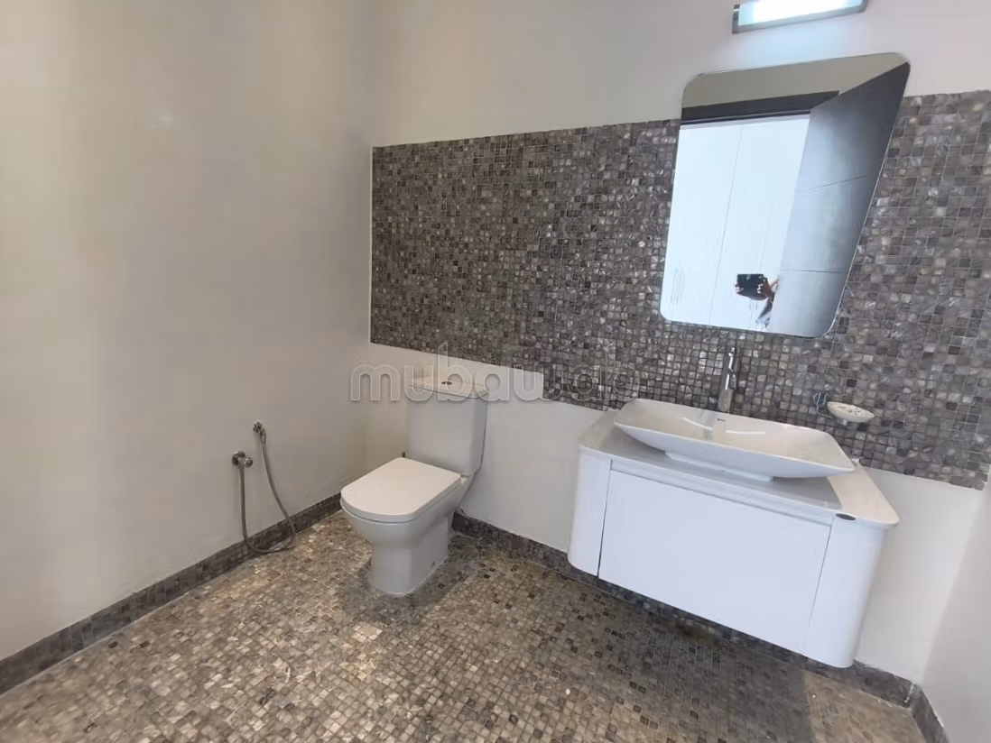 Magnifique villa à louer dans un quartier tres prisee à La Marsa. Places de parking, terrasse, jardin et piscine
