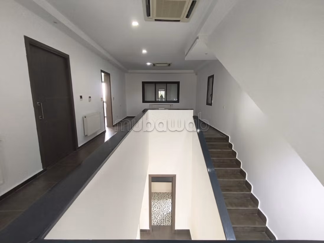 Magnifique villa à louer dans un quartier tres prisee à La Marsa. Places de parking, terrasse, jardin et piscine