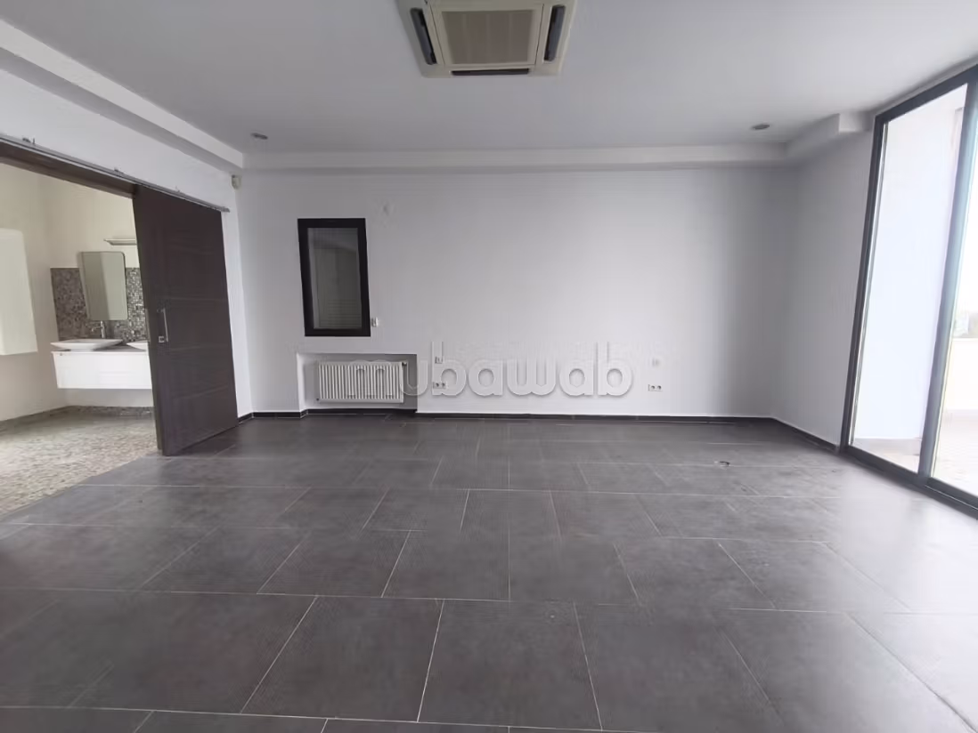 Magnifique villa à louer dans un quartier tres prisee à La Marsa. Places de parking, terrasse, jardin et piscine