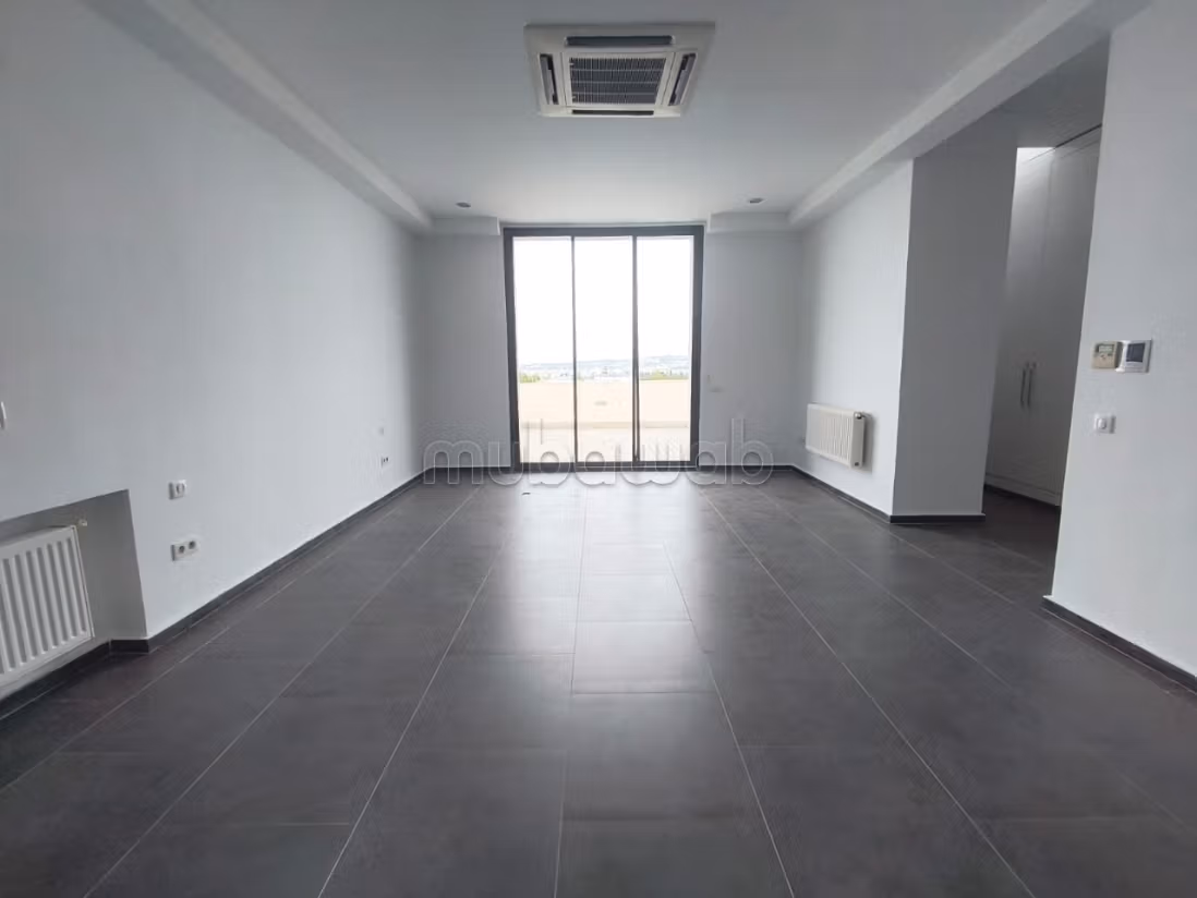 Magnifique villa à louer dans un quartier tres prisee à La Marsa. Places de parking, terrasse, jardin et piscine