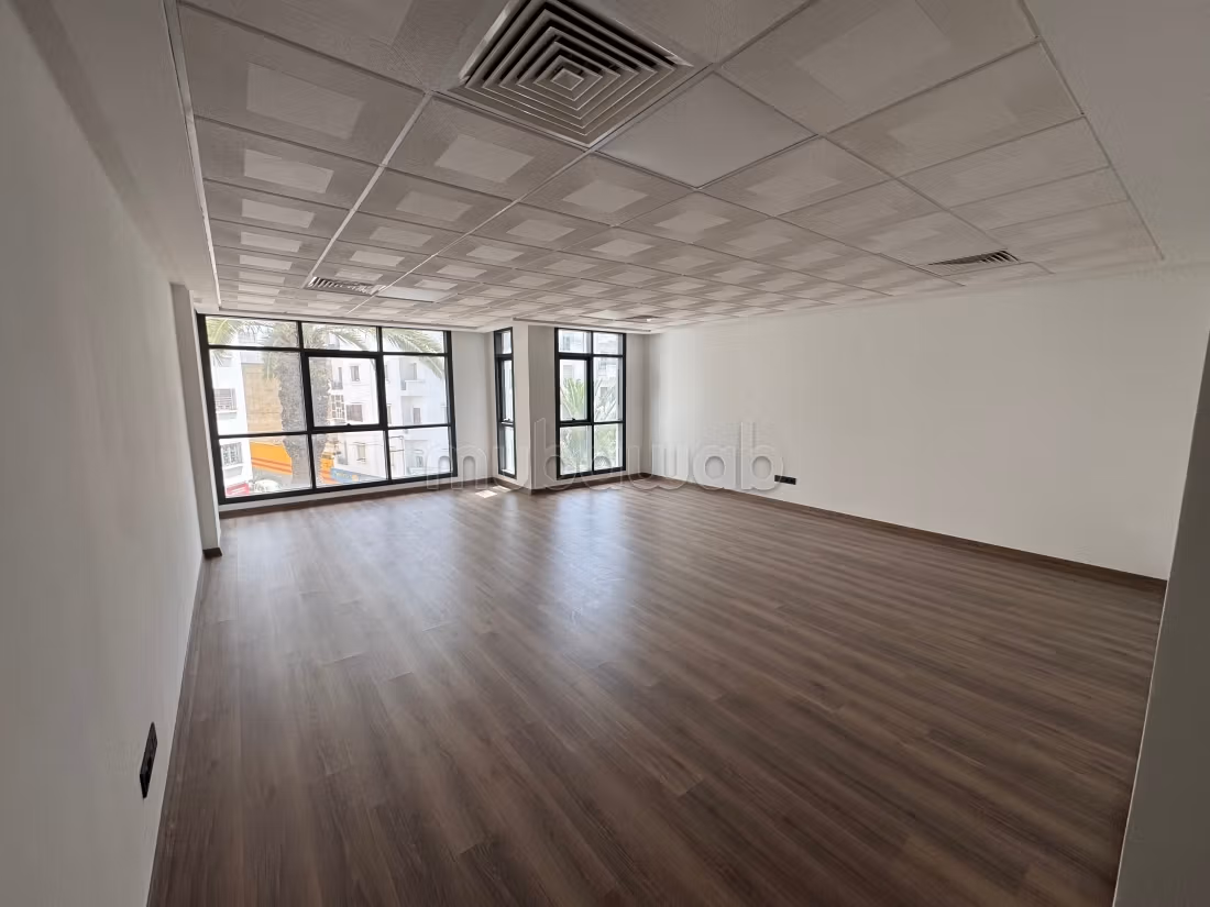 Beaux bureaux à louer à Socrate.
Surface de 61 m² - Поглед 3
