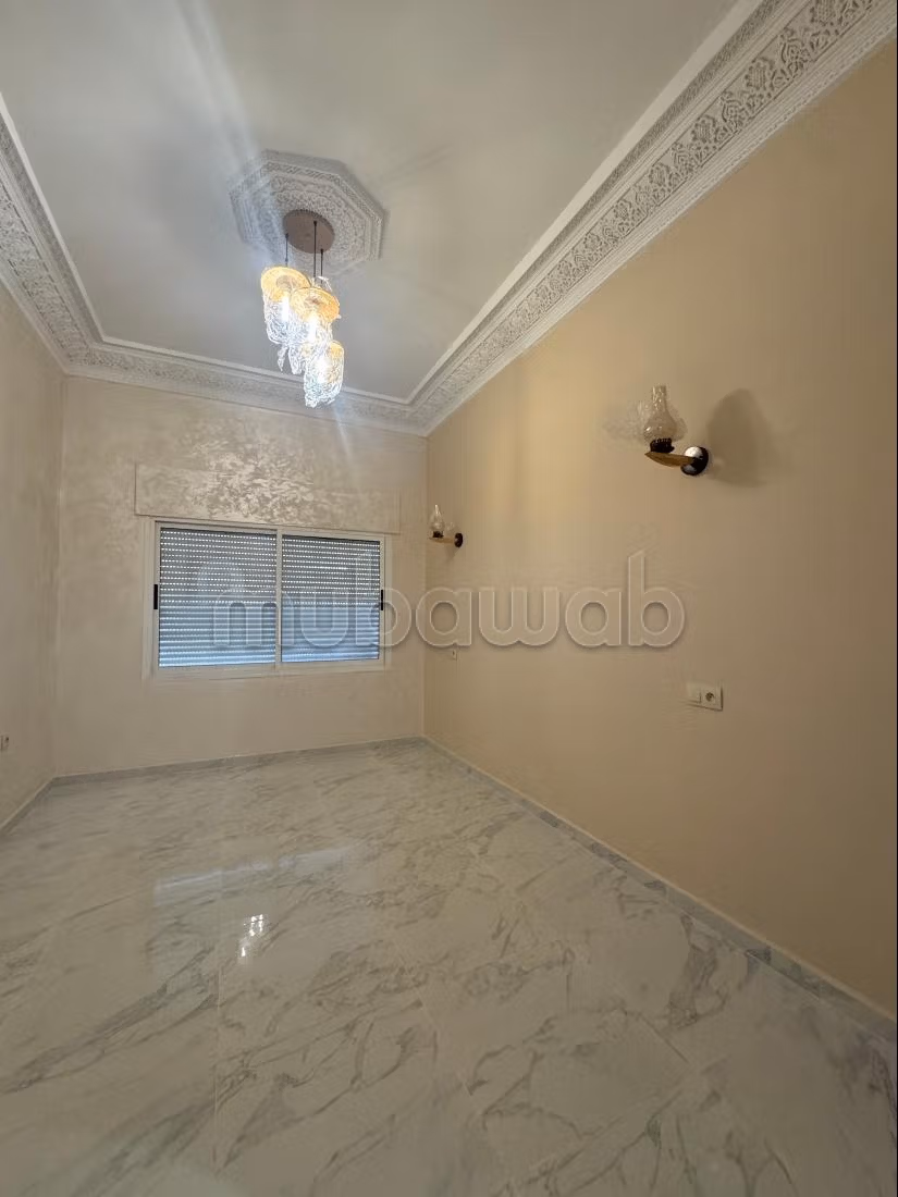 Bel appartement en location à Riyad.
2 chambres.
Salon marocain traditionnel — 3