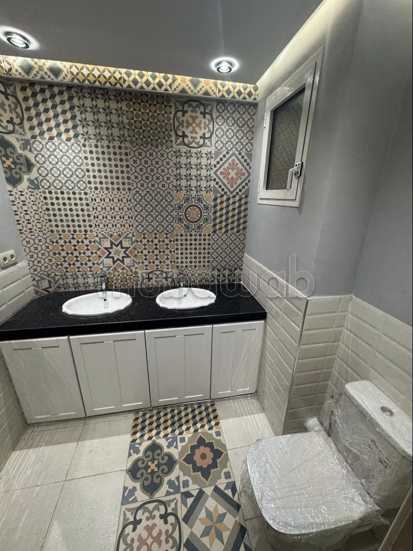 Bel appartement en location à Riyad.
2 chambres.
Salon marocain traditionnel — 6