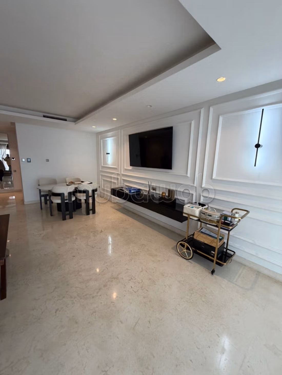 Louez cet appartement à Ain Diab. 3 pièces confortables. Service de concierge et climatisation