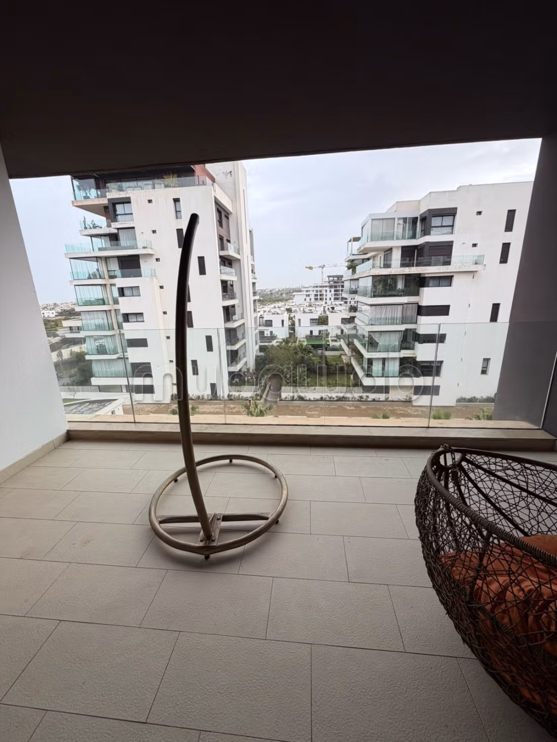 Louez cet appartement à Ain Diab. 3 pièces confortables. Service de concierge et climatisation — 3