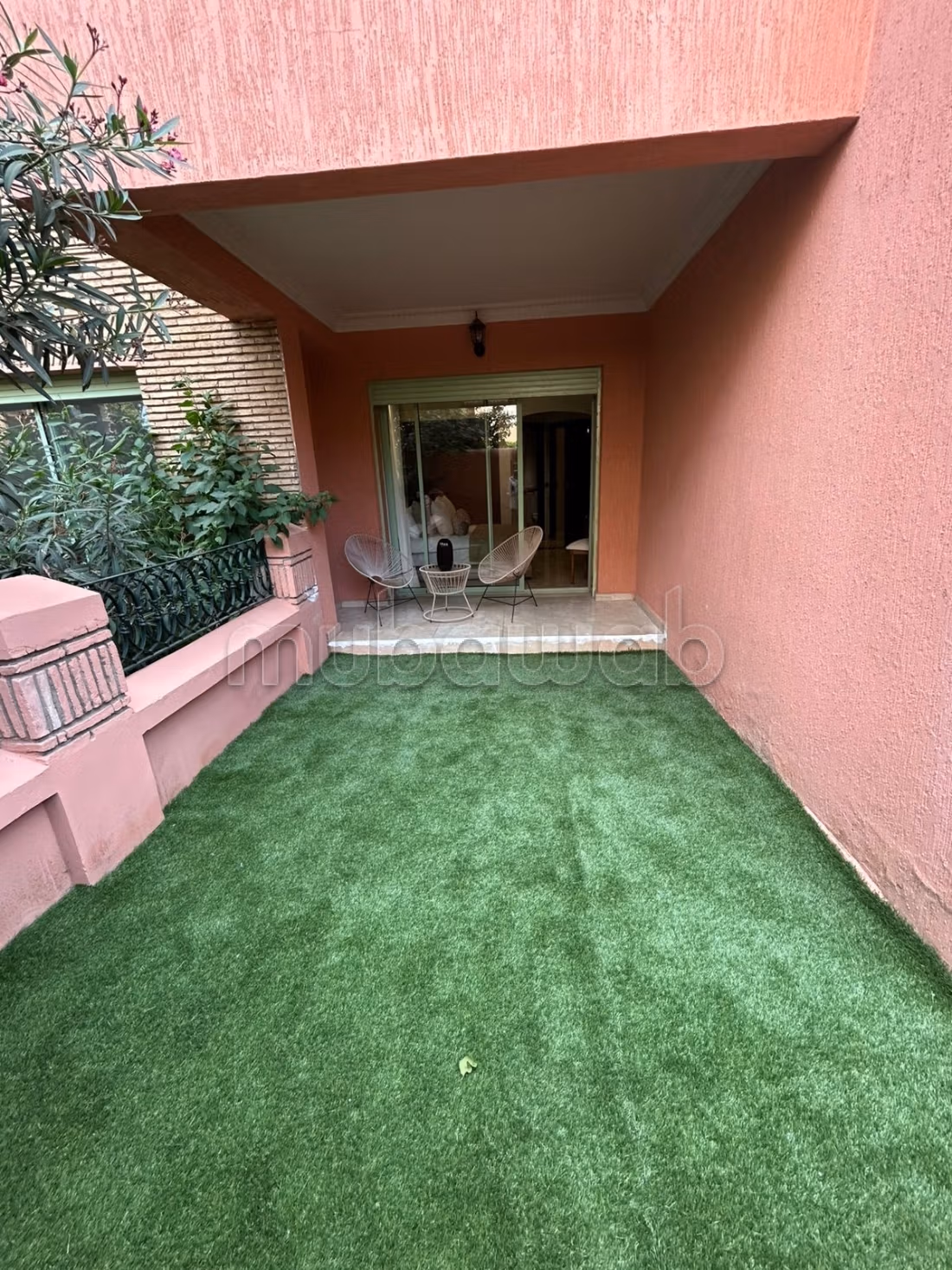 En longue durée bel appartement de 2 chambres et 2 salles de bain dans une résidence avec piscine à l’hivernage