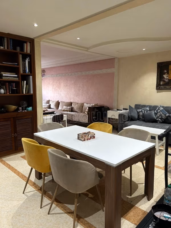 Vend appartement à Al Qods. Superficie 109 m² sans vis à vis. 
Avec ascenseur