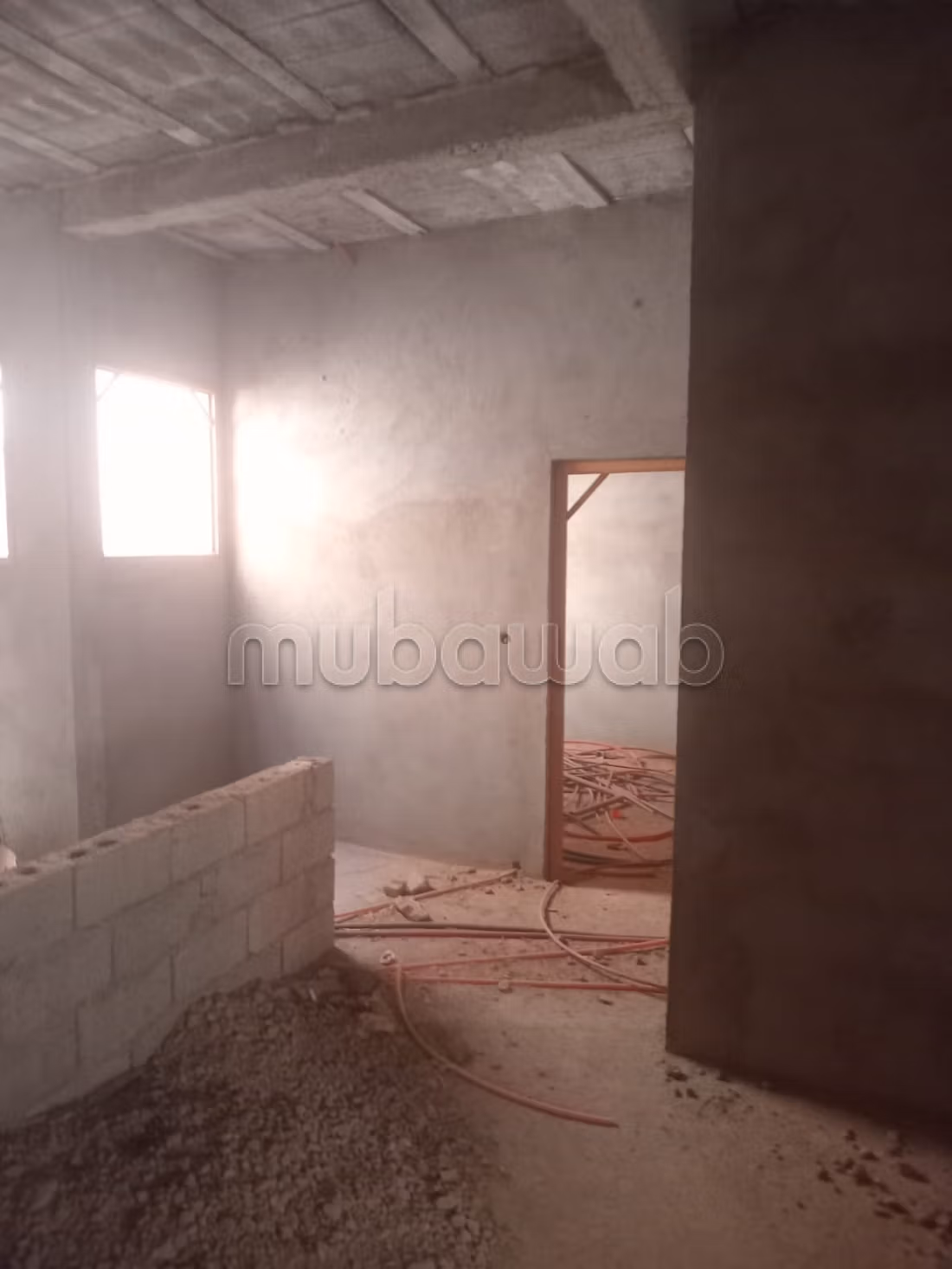 Edificio autorizzato con grande garage in vendita