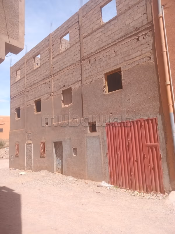 Edificio autorizzato con grande garage in vendita