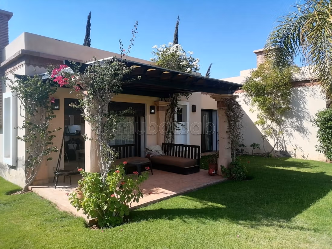 Belle villa avec piscine à Diyar Shamsi 
Agadir