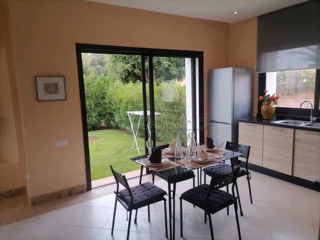 Belle villa avec piscine à Diyar Shamsi 
Agadir